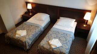 Отель Hotel Cyprus Ксионженице Двухместный номер с 1 кроватью или 2 отдельными кроватями-1